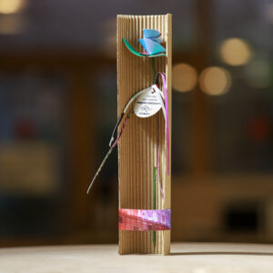 Rosa de lona amb tija i suport de cartró