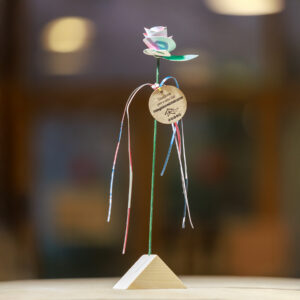 Rosa de lona amb tija i peana de fusta